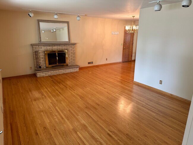 Building Photo - 8465 23rd Ave N