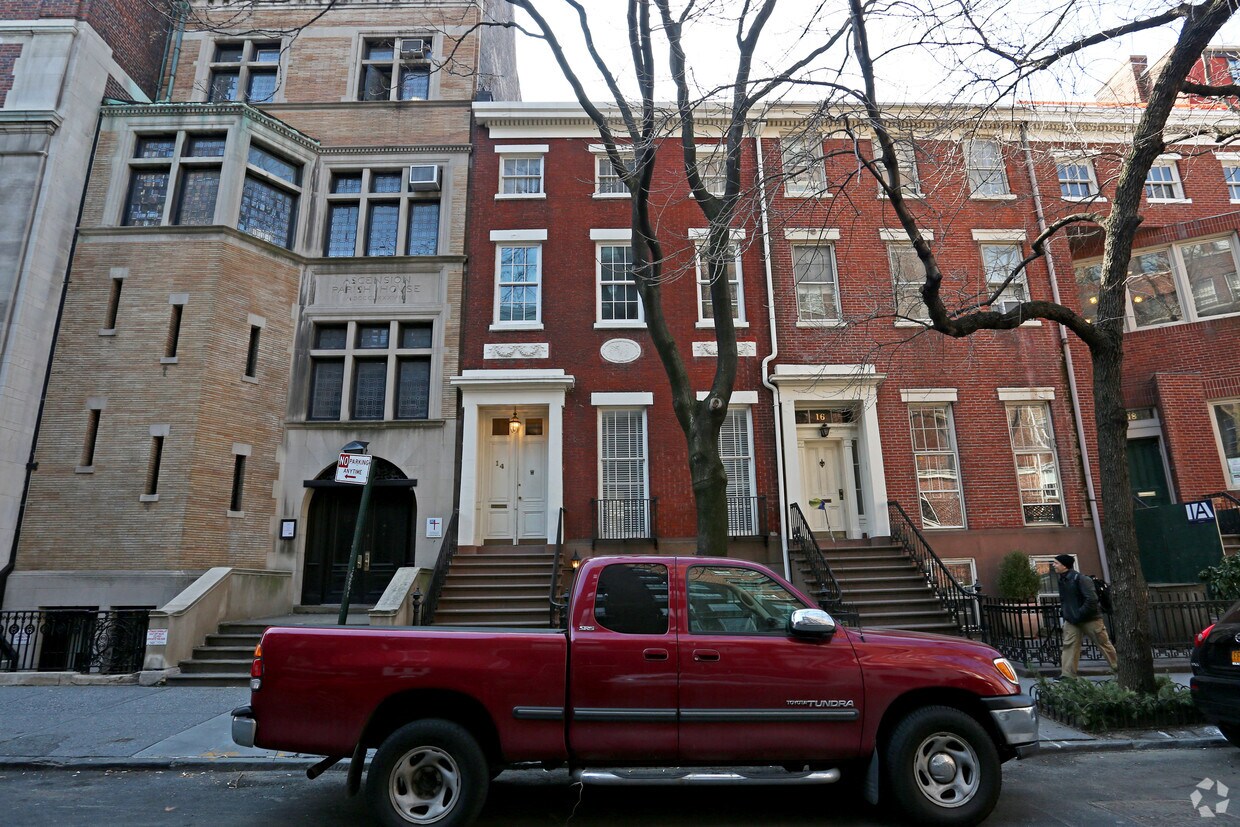 Building Photo - 14 W 11th St