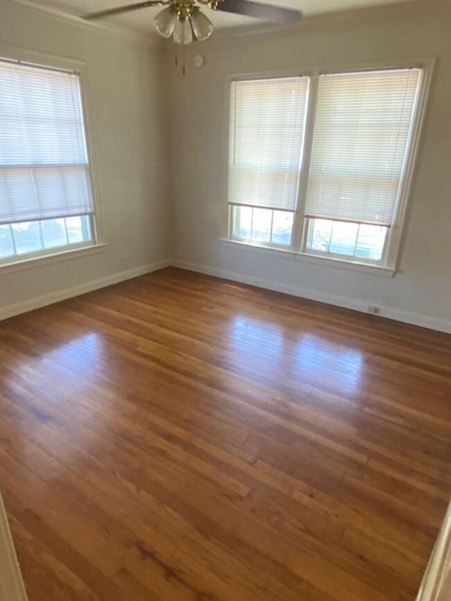 Building Photo - 2 BEDROOM HOUSE IN CENTRAL DENTON
