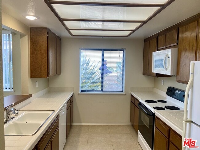 Building Photo - 140 The Village