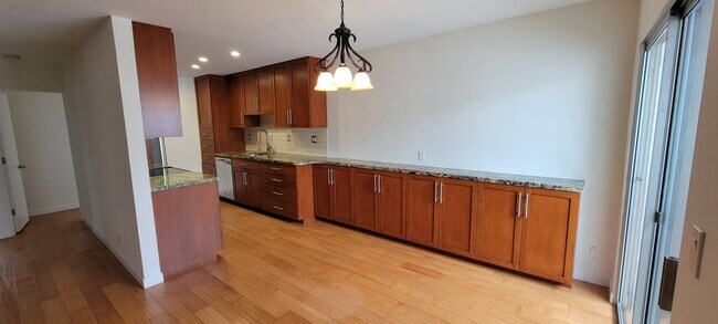 Building Photo - Elegant Condo in the Wilshire-Montana area...