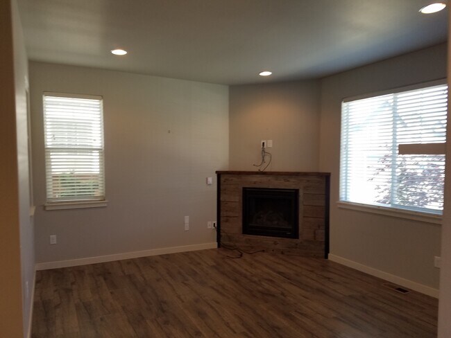 Foto del edificio - 3 Bdrm 2.5 bath newer home in a quiet SE c...