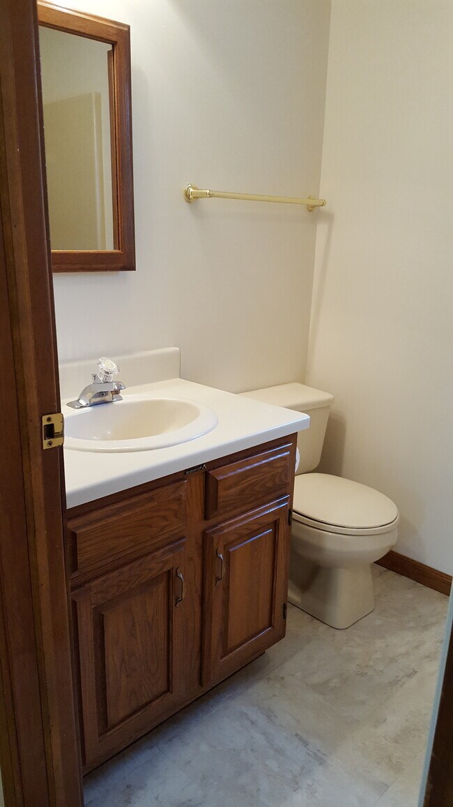 Baño: limpio y práctico - 915 E Mulberry St