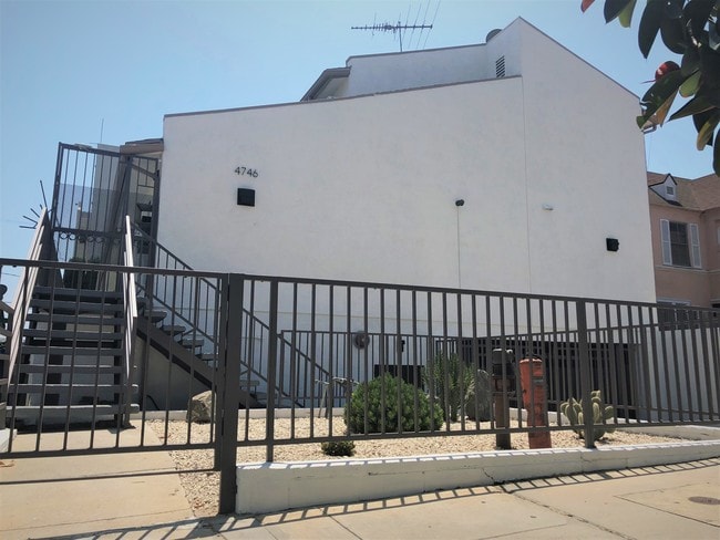 Building Photo - 4746 Oakwood Ave