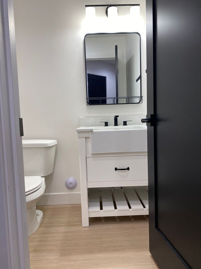 Building Photo - Townhome Driggs! 3 bedroom / 2.5 bath with...