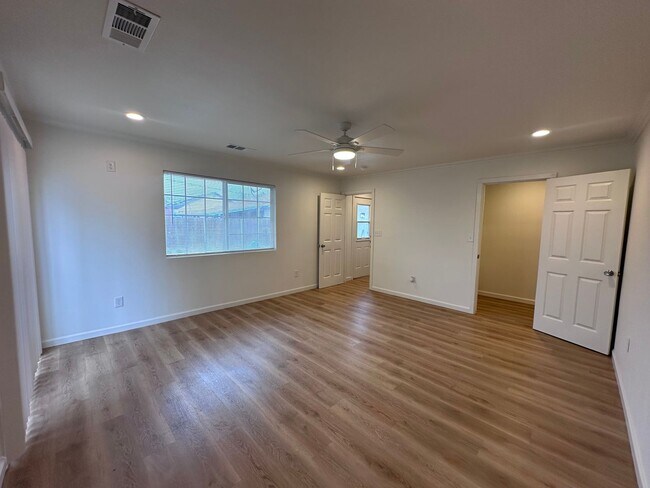 Foto del edificio - Fully remodeled interior home, available soon!