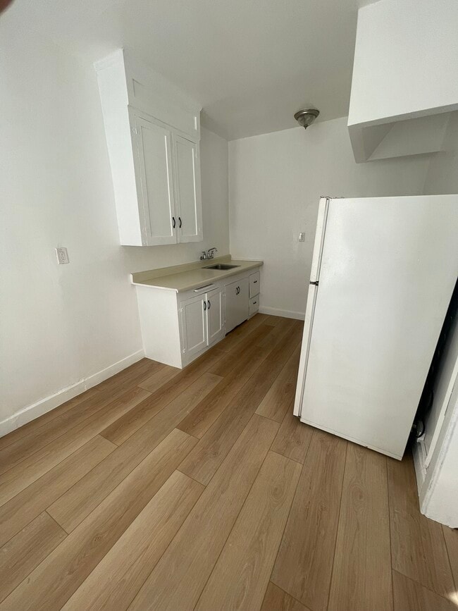 Building Photo - 919 S. Manhattan Pl