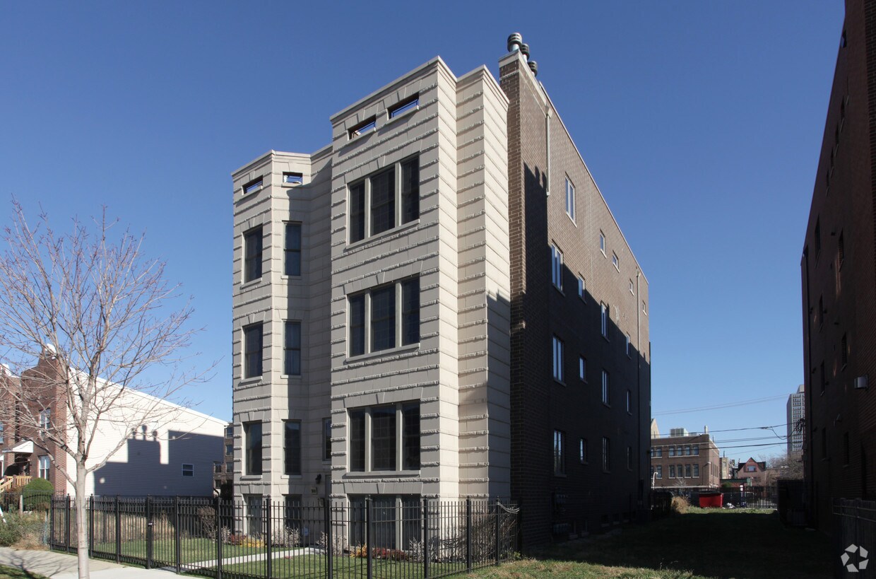 Foto principal - 3535 S Prairie Ave