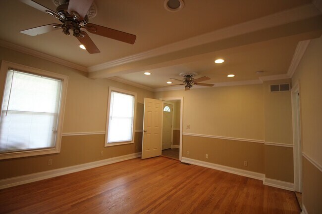 sala de estar - 703 Washtenaw Rd