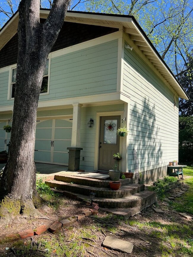 Building Photo - Adorable Garage Apartment