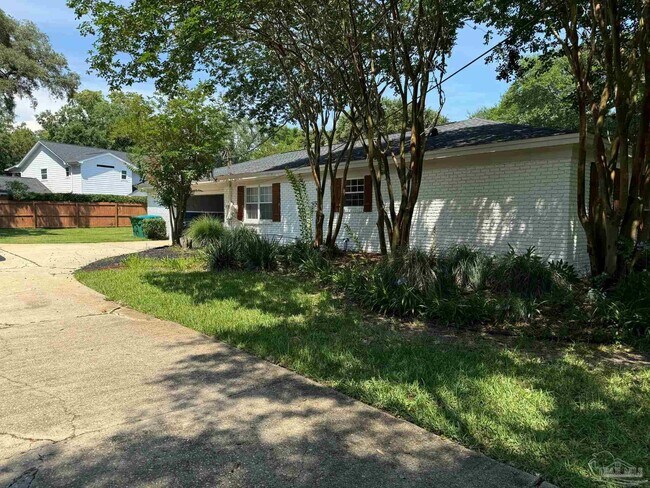 Foto del edificio - 831 Bay Cliffs Rd
