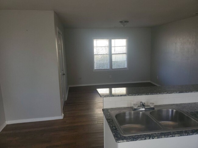 Building Photo - Excellent 2 Bedroom 1 Bath Home is Great L...