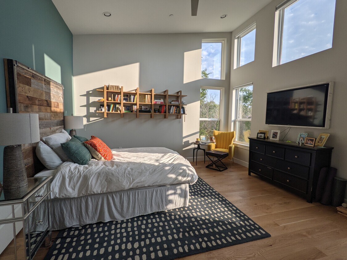 Master bedroom, remote shades for top windows - 1907 Greenwood Ave