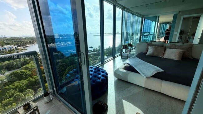Foto del edificio - 601 NE 36th St
