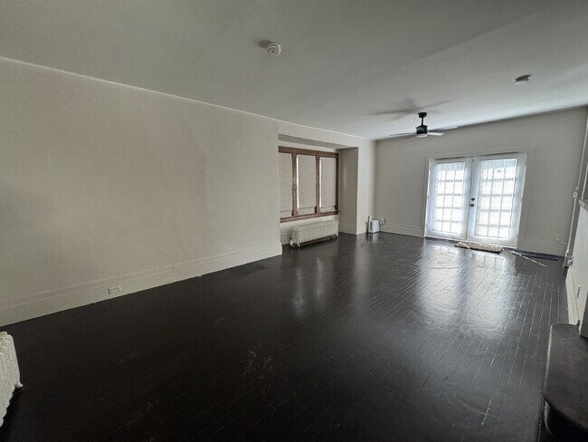 Building Photo - Charming 2-Bedroom Retreat on Morgan Avenue with Spacious 1106 Sq Ft Living Space