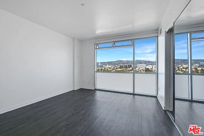Foto del edificio - 8601 Wilshire Blvd