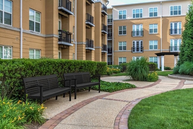 Patios ajardinados con zonas de estar relajantes - The Reserve at Tysons Corner