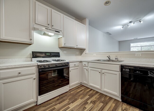 Building Photo - 2412 Golf Ridge Cir