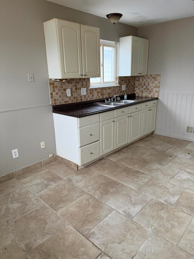 Foto del edificio - 2399 Emmons Ave