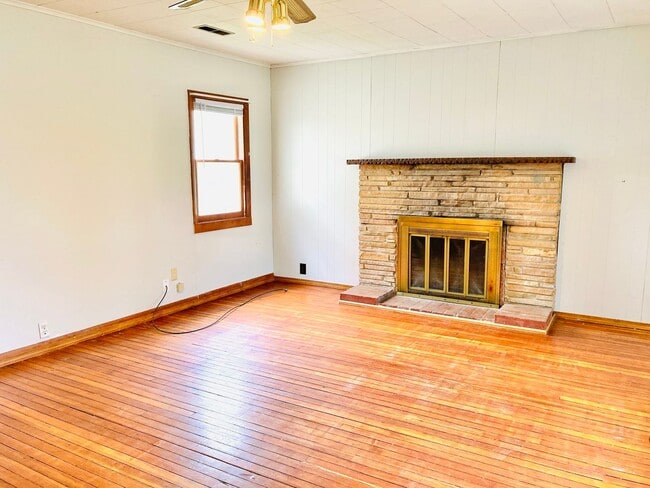 Building Photo - 3 bed 1 bath, garage, quiet street