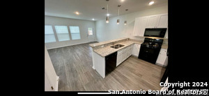 Foto del edificio - 6942 Crestway Rd