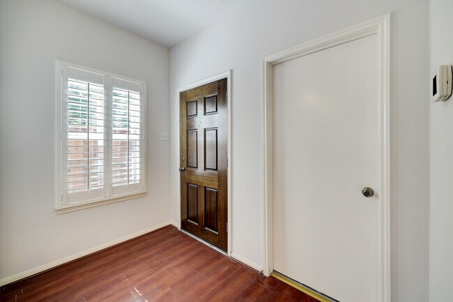 Foto del edificio - 1161 Eden Park Ln