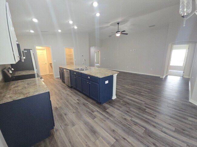 Foto del edificio - 4 bed 2 bath home