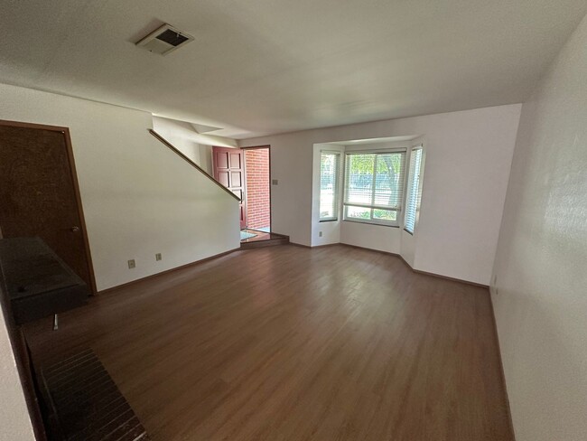 Foto del edificio - 2 Bed 1.5 Bath W/ Garage In Walnut Creek