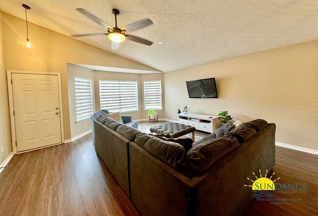 Building Photo - Gorgeous Lakefront Home in Gulf Breeze!