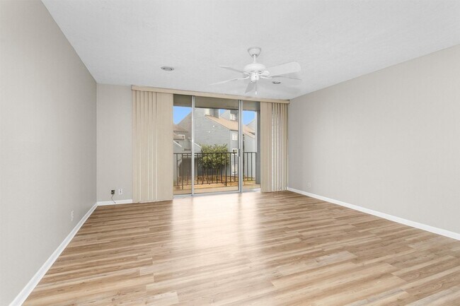 Foto del edificio - 12500 Melville Dr