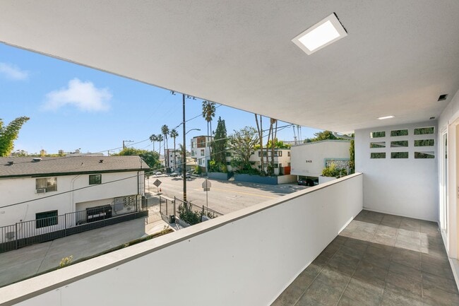 Interior Photo - 954 San Vicente Blvd