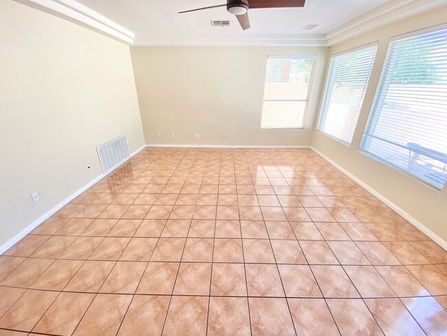 Foto del edificio - IMMACULATE HOME LOCATED IN SUMMERLIN, 4 BEDROOM 3.5 BATH, 3 CAR GARAGE