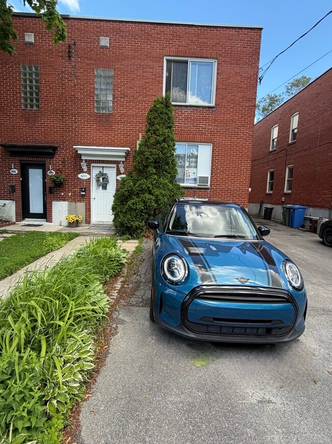 Building Photo - 5277 Av Connaught
