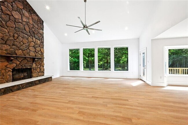Foto del edificio - 204 Woodlawn Ct
