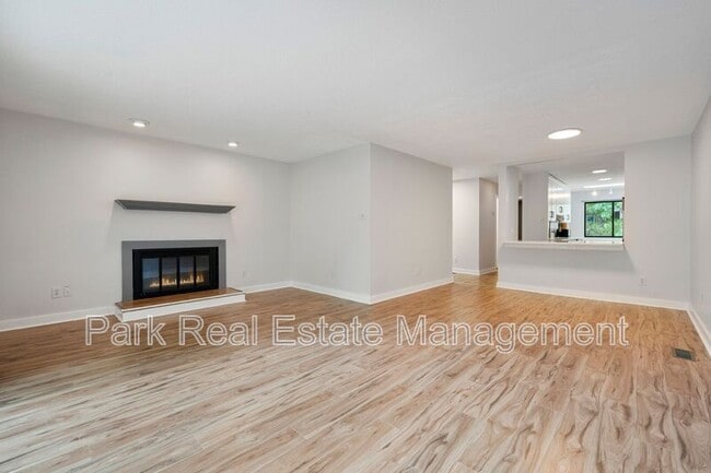 Building Photo - 60 Fernwood Ln