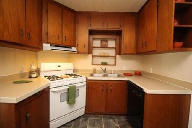 Building Photo - FOUR bedroom in Prime Location!