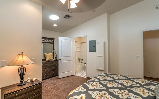 Foto del edificio - U of A  5 BEDROOM