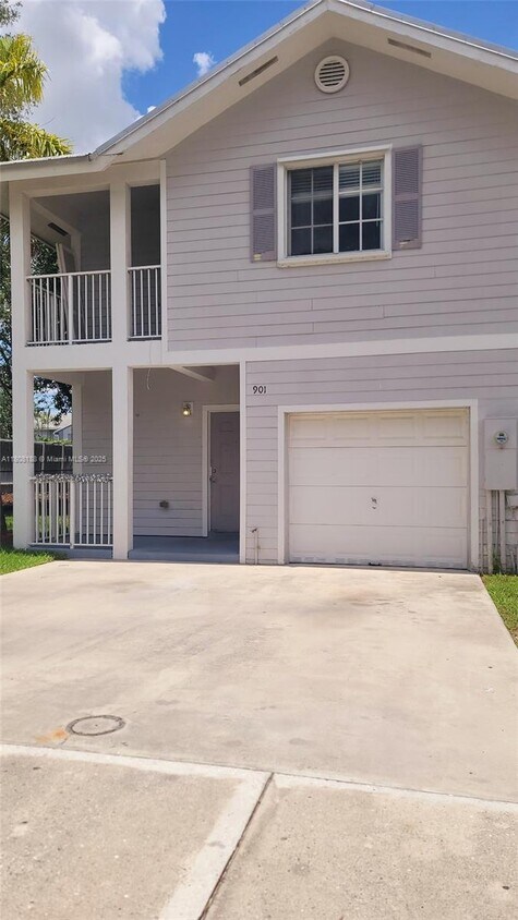 Primary Photo - 901 SE 16th Ct
