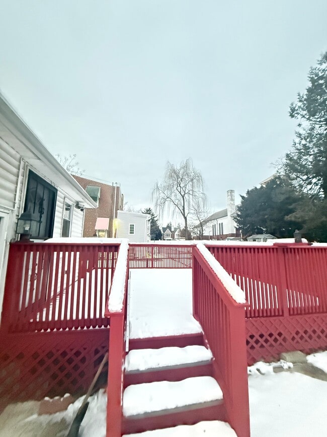 Building Photo - 415 E Sanger St