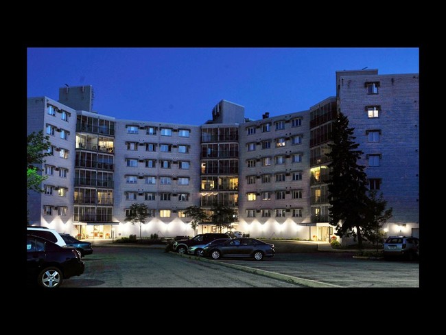 Building Photo - Montcalm Apartments