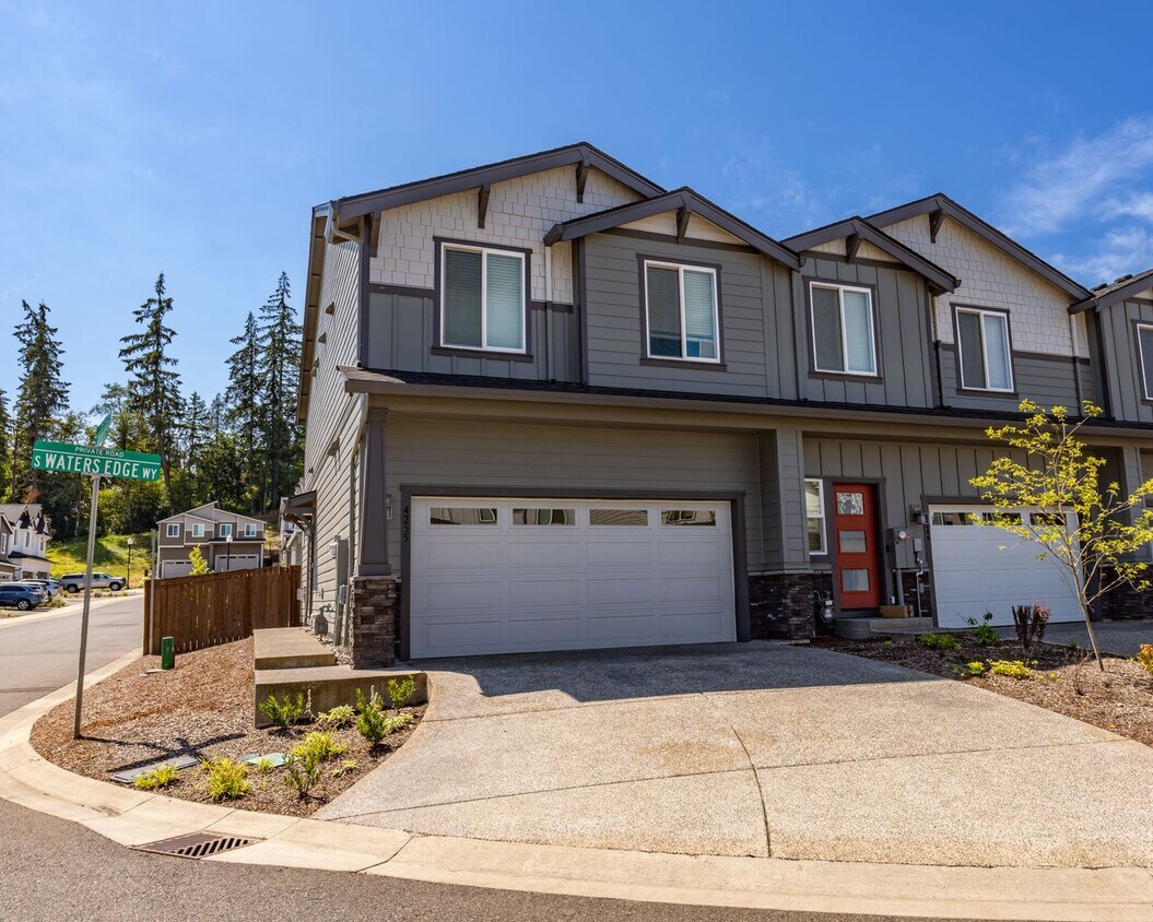 Primary Photo - Three bedroom townhouse in gated community...
