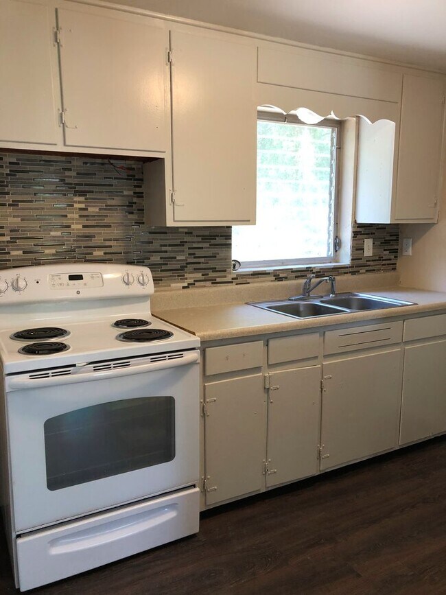 Building Photo - 2 Bed 1 Bath Home | Carport | Central AC | Pet Friendly | Washer Dryer Hook Ups | Section 8 Welcome