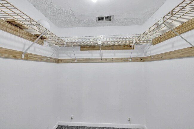 Foto del edificio - 9300 Lime Bay Blvd