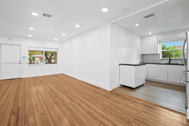 Building Photo - 441 De Soto Dr