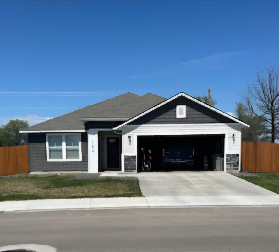 Foto principal - "Charming 3-Bed, 2-Bath Home with 1,690 Sq...