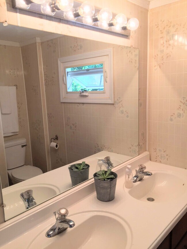 Bathroom with double sinks and full shower - 927 Reese Ave