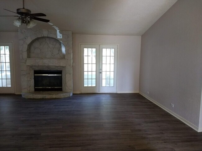Building Photo - 801 Cloverview Dr