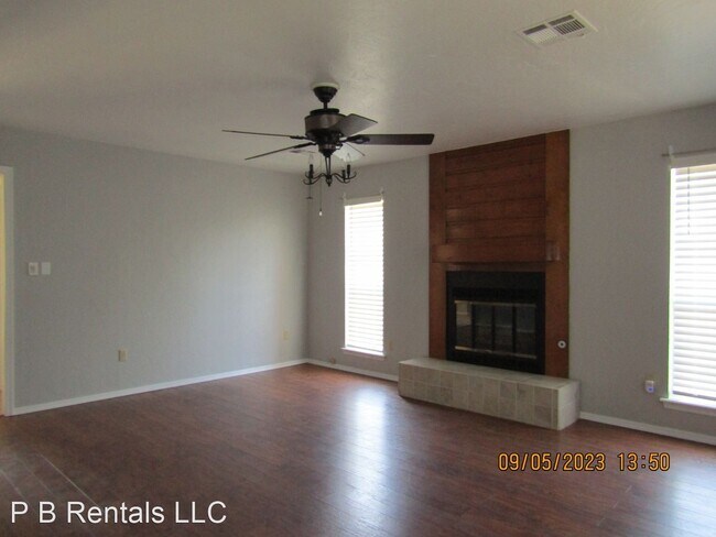 Foto del edificio - 3 br, 1.5 bath House - 4802 SE Churchill Way