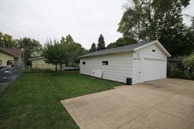 Building Photo - Nice 3 Bedroom Home