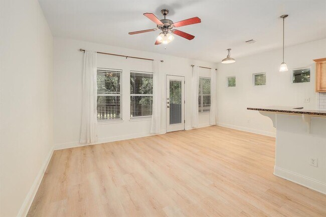 Foto del edificio - 4803 Pecan Springs Rd
